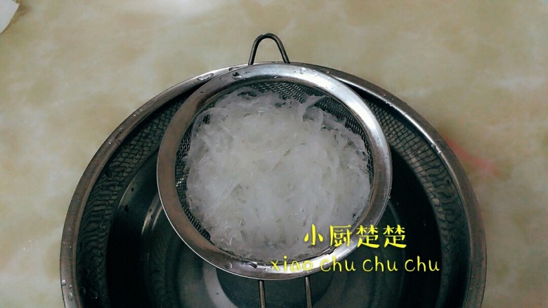 清炖燕窝,之后过水几次,撕开沥水
