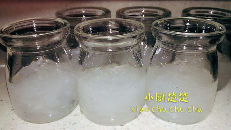 清炖燕窝,装好分装瓶,大概25g一瓶,加少量清水。装太多的话,上锅炖的时候很容易满出瓶口