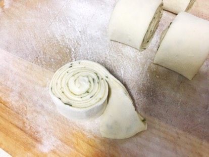 花椒叶油酥烧饼,纹路向上,把尾巴部分打开一些