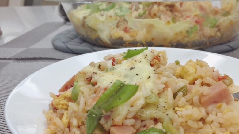 牛肉芝士焗饭：简易的蛋炒饭焗饭,作为居家消灭剩饭的妙招 赶紧做起来吧～