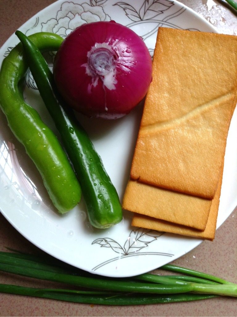 香干炒猪肚,准备好材料洗净切好备用；