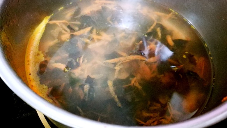五色牛肉卷和豆腐羹,锅中热油,加入姜蒜爆香,加入黑木耳、蟹腿菇翻炒,加水,加入<a style='color:red;display:inline-block;' href='/shicai/ 465'>豆腐</a>或豆干烧开。