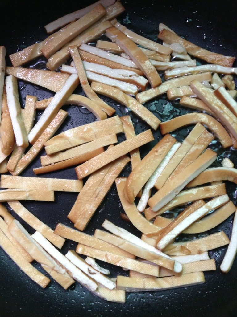 香干炒猪肚,热锅放油先翻炒<a style='color:red;display:inline-block;' href='/shicai/ 473'>香干</a>