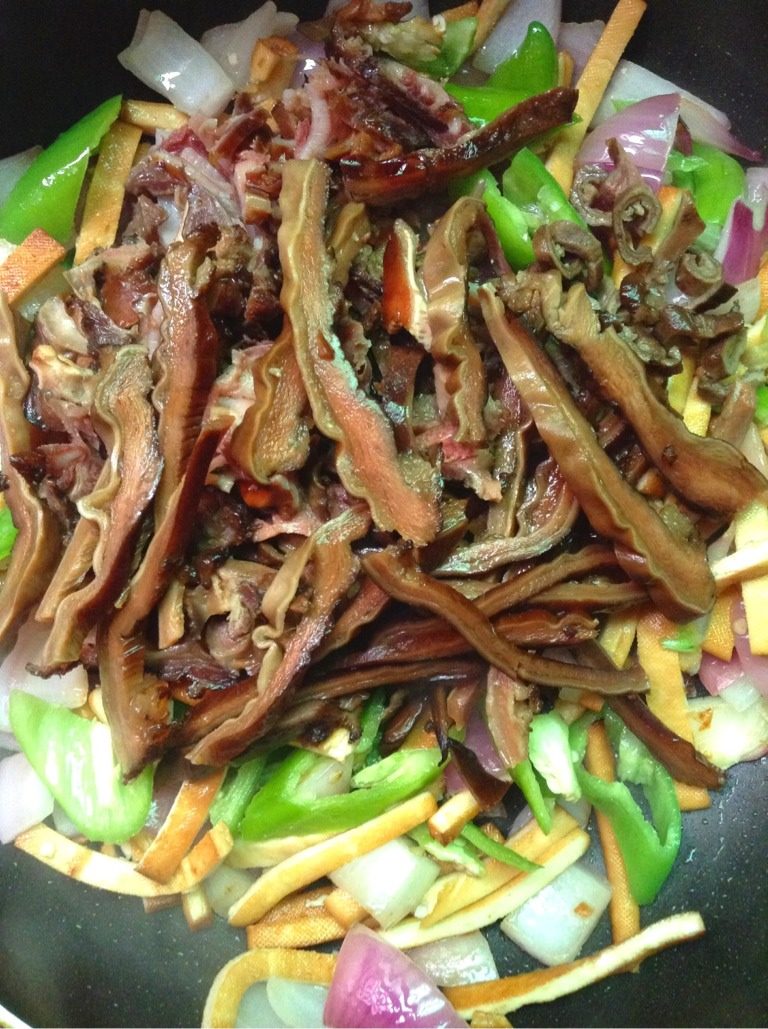 香干炒猪肚,再放入<a style='color:red;display:inline-block;' href='/shicai/ 62'>辣椒</a>和猪肚一起翻炒，加盐，酱油，适量水翻炒均匀