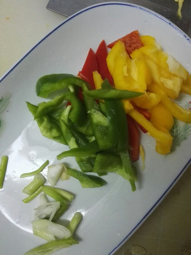 手撕香菇蒸鸡腿肉,切好葱,彩椒