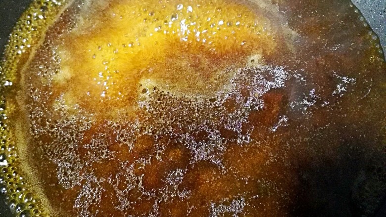 手撕香菇蒸鸡腿肉,锅烧热,倒入混合好的酱汁,无需加油哦