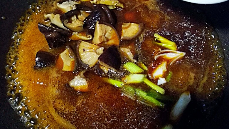 手撕香菇蒸鸡腿肉,加入香菇,葱头,有香味了