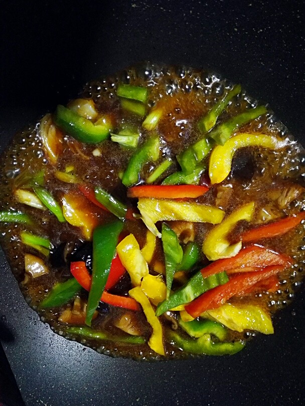 手撕香菇蒸鸡腿肉,再倒入彩椒,有加洋葱也非常棒