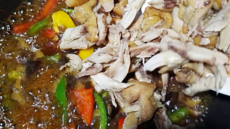 手撕香菇蒸鸡腿肉,最后加入撕好的鸡腿肉