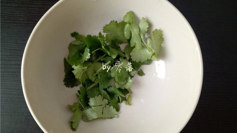 叉烧酱豆腐,将香菜切碎;