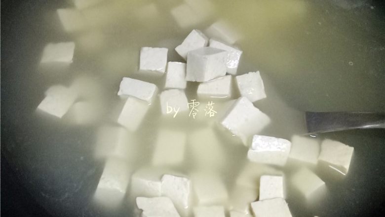 叉烧酱豆腐,放入豆腐煮至入味;