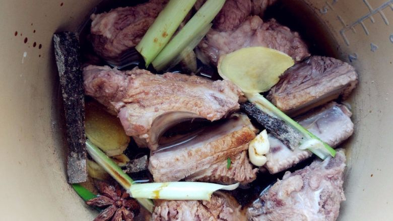 蒜香排骨,将除老抽和蜂蜜外的其他材料一起倒入电压力锅中，加适量水，启动肉类程序，大约30分钟左右即可