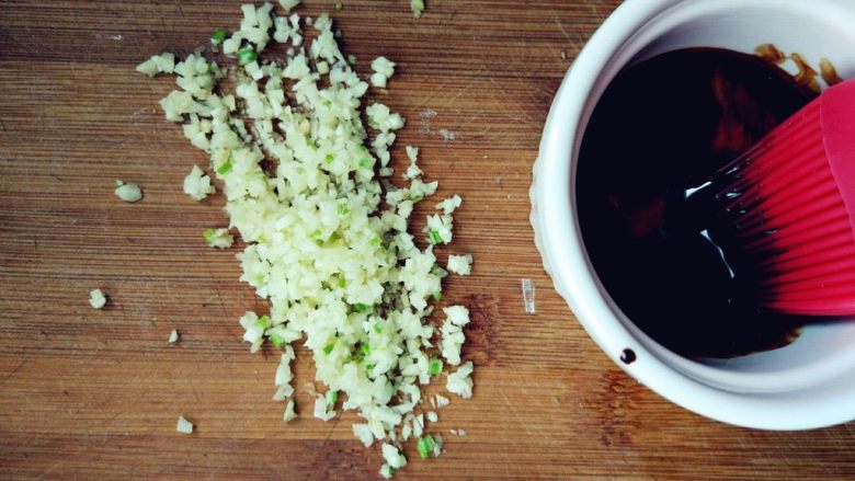 蒜香排骨,将蒜拍扁，切碎末，在空气中氧化。<a style='color:red;display:inline-block;' href='/shicai/ 762'>老抽</a>加<a style='color:red;display:inline-block;' href='/shicai/ 865'>蜂蜜</a>和少许植物油调匀备用