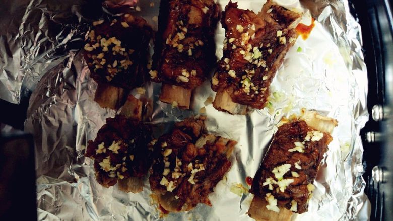 蒜香排骨,表面刷少许蜂蜜和老抽的混合物，撒上少许蒜碎，160度烤8分钟左右即可