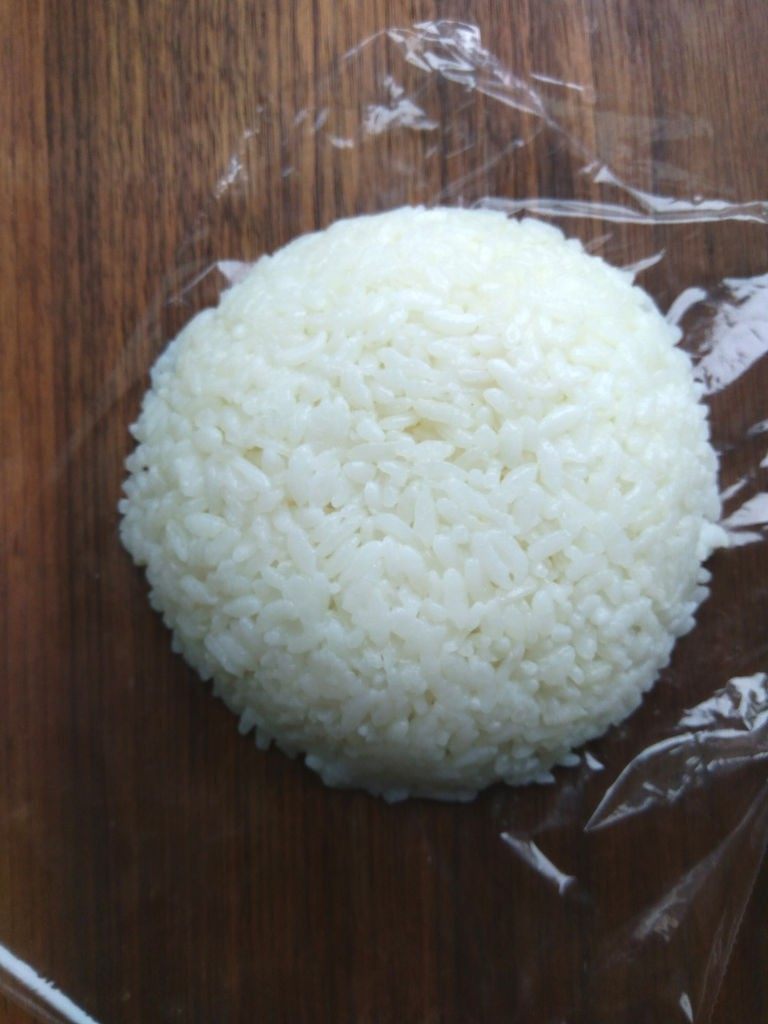 小熊米汉堡,倒扣出来,就是小熊圆滚滚的脸部,也是米汉堡的上盖。
