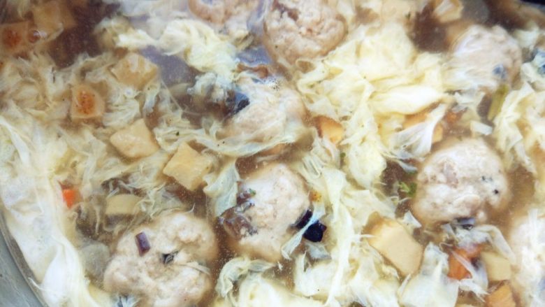 黑胡椒酸辣肉丸汤,将打散的蛋液一勺勺淋入汤中，搅成蛋花