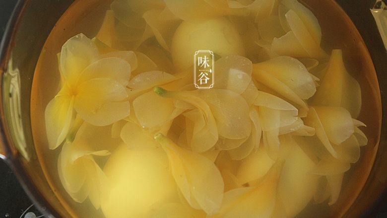 鸡蛋花糖水,关火后焖一下,鸡蛋花透明了即可食用。