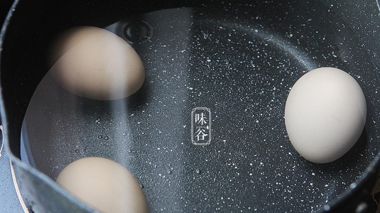 鸡蛋花糖水,鸡蛋放入锅里加水煮开5分钟;