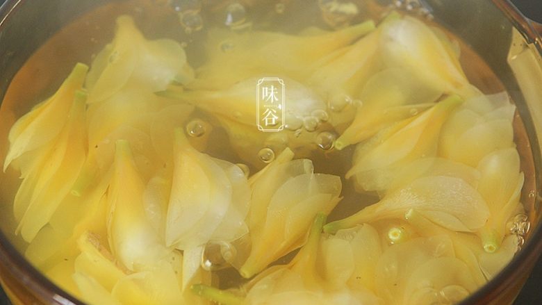 鸡蛋花糖水,继续焖煮10分钟;