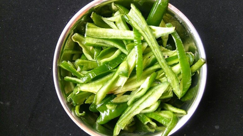 重油炒面,青椒去蒂，籽，清洗，切丝