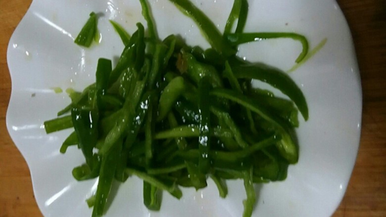 重油炒面,青椒起锅备用