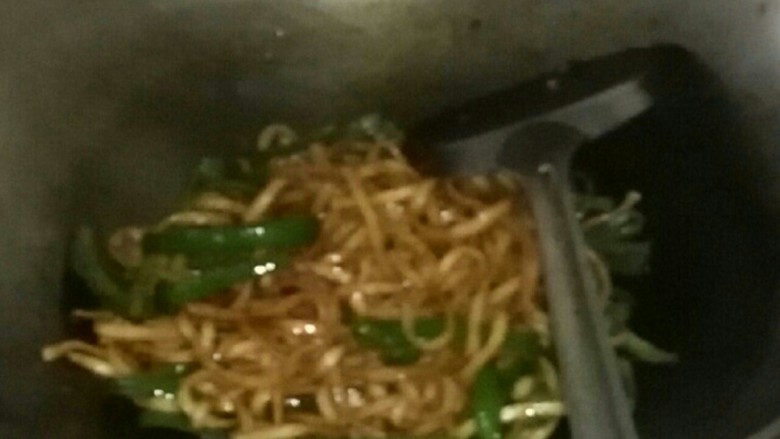 重油炒面,下油放面条，青椒用筷子炒
