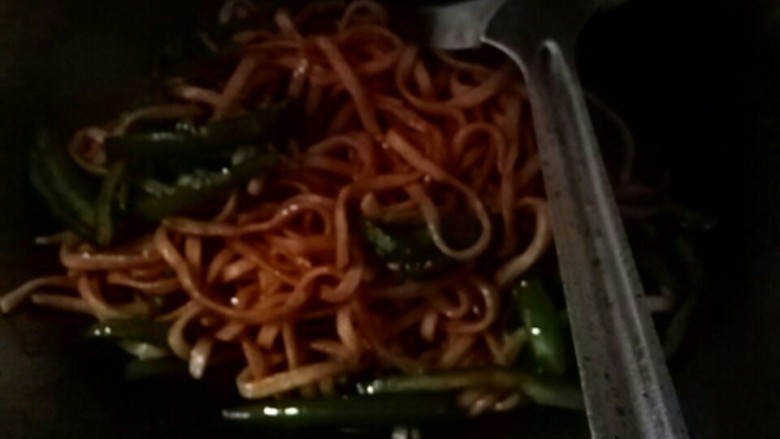 重油炒面,加<a style='color:red;display:inline-block;' href='/shicai/ 762'>老抽</a>