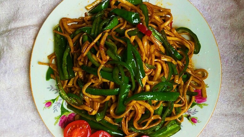 重油炒面,装盘