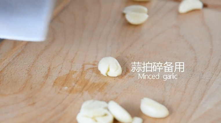“虎皮青椒”美味又下饭,上桌分分钟变光盘,蒜拍碎备用
