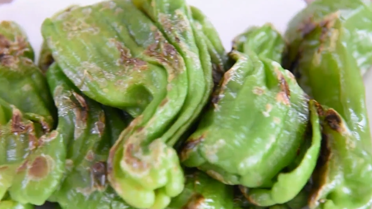 “虎皮青椒”美味又下饭,上桌分分钟变光盘,按压至两面起虎皮状盛出备用