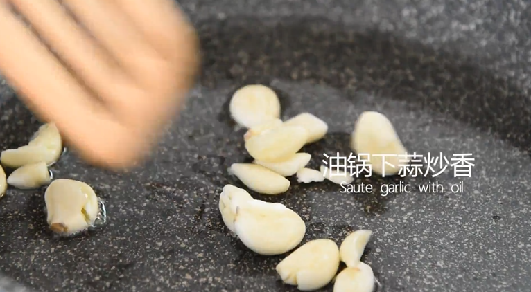 “虎皮青椒”美味又下饭,上桌分分钟变光盘,油锅下蒜爆香