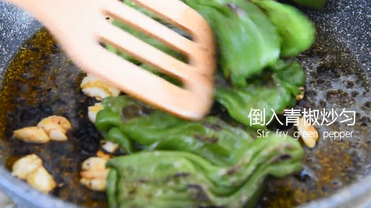 “虎皮青椒”美味又下饭,上桌分分钟变光盘,倒入青椒炒匀