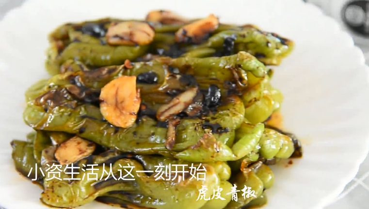 “虎皮青椒”美味又下饭，上桌分分钟变光盘,超级下饭菜就完成啦~！