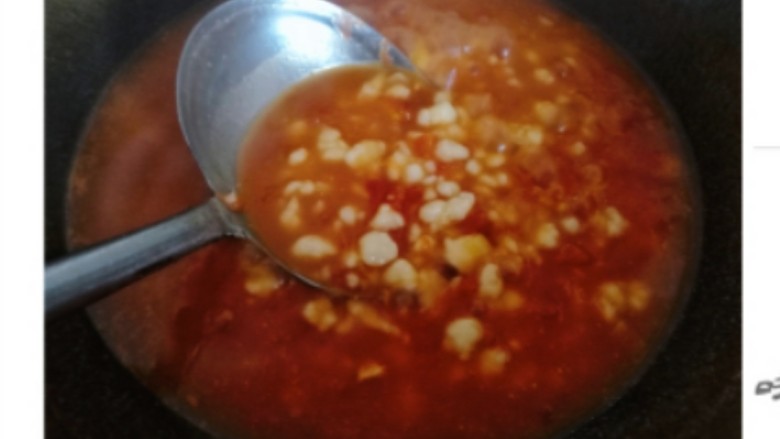 番茄鸡蛋疙瘩汤,加入适量的水,大火烧开后,转中小火继续煮10-15分钟。下入搓好的面疙瘩,要立刻搅拌。在煮面疙瘩的过程中,要时不时的搅拌,以免黏底糊锅。