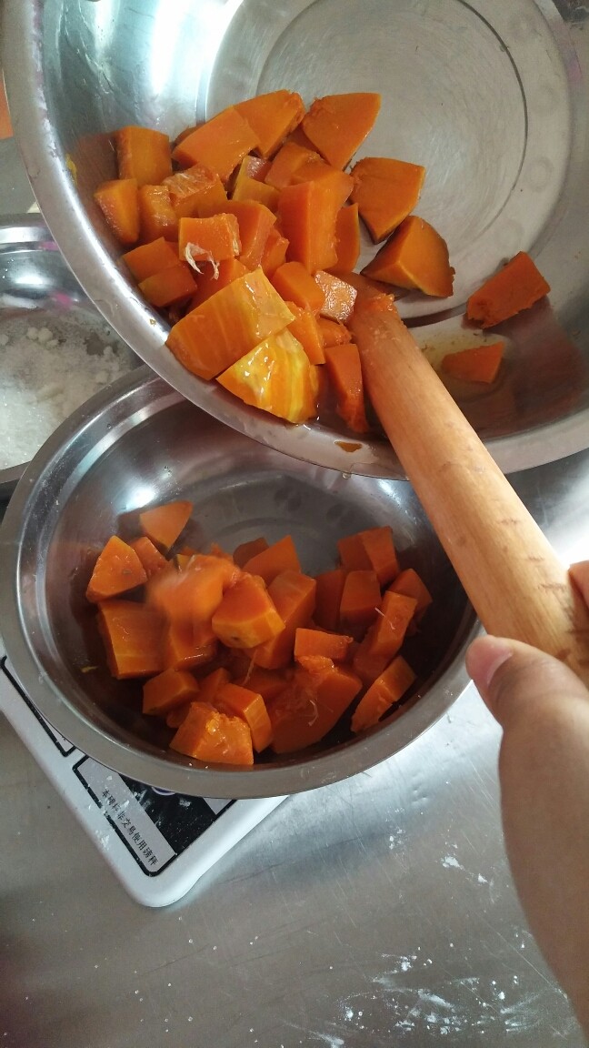 金钱南瓜饼,南瓜蒸熟,捣碎。