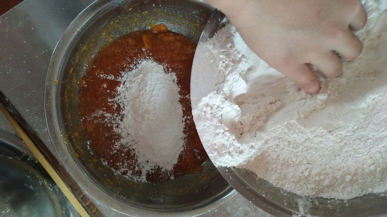 金钱南瓜饼,化糖后加入糯米粉,和成软硬适中的面团。分成大小相同的剂子,沾上饼干,沾上芝麻,下锅炸至金黄,出锅。