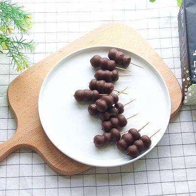 不是冰糖葫芦的脆皮巧克力蓝莓串,成品