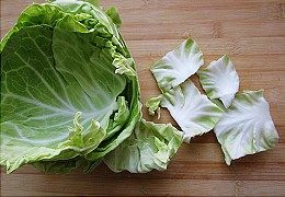 翡翠头菜卷,将白色的硬根去掉,然后清洗干净备用