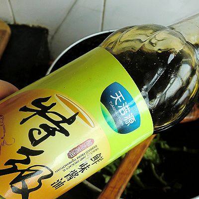 青椒炒肉丝,快速加入酱油,白糖炒均匀。