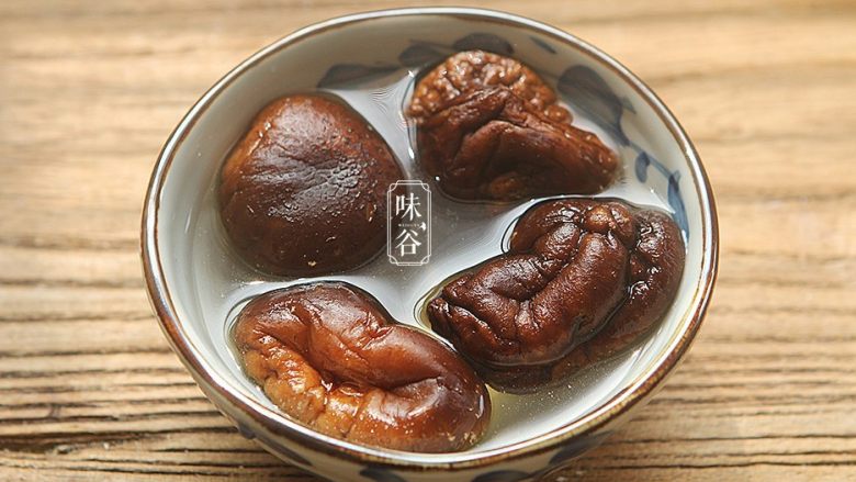 釀尖椒,<a style='color:red;display:inline-block;' href='/shicai/ 230'>香菇</a>泡发30分钟泡软。
