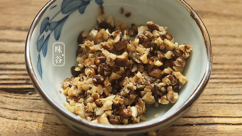 釀尖椒,香菇泡发后剁碎;