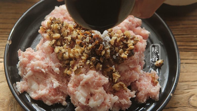 釀尖椒,倒入<a style='color:red;display:inline-block;' href='/shicai/ 692'>酱油</a>;