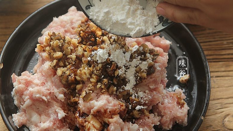 釀尖椒,倒入淀粉;