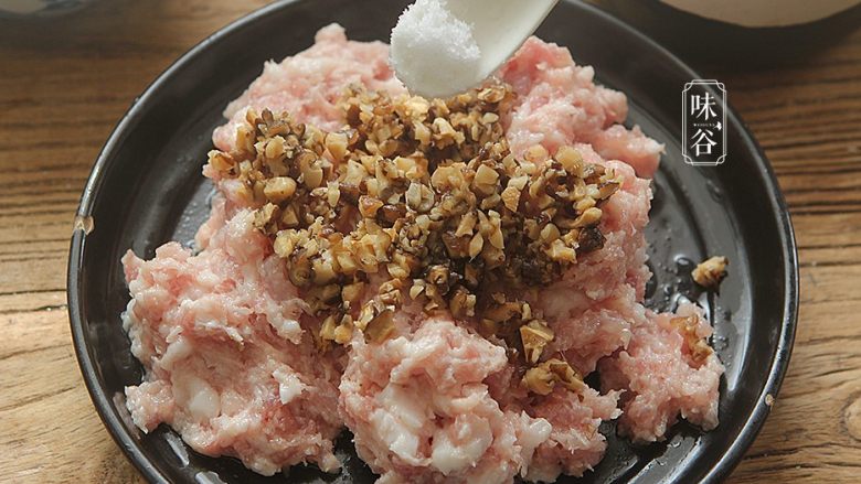 釀尖椒,把剁碎的肉和香菇倒在一起,放入适量盐;