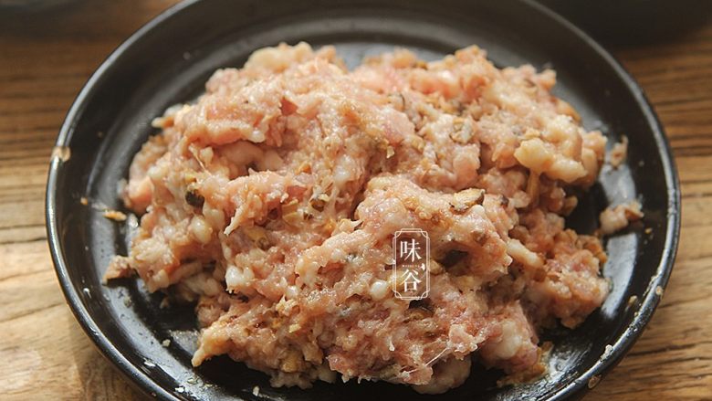 釀尖椒,搅拌均匀,顺着一个方向搅拌至粘稠;