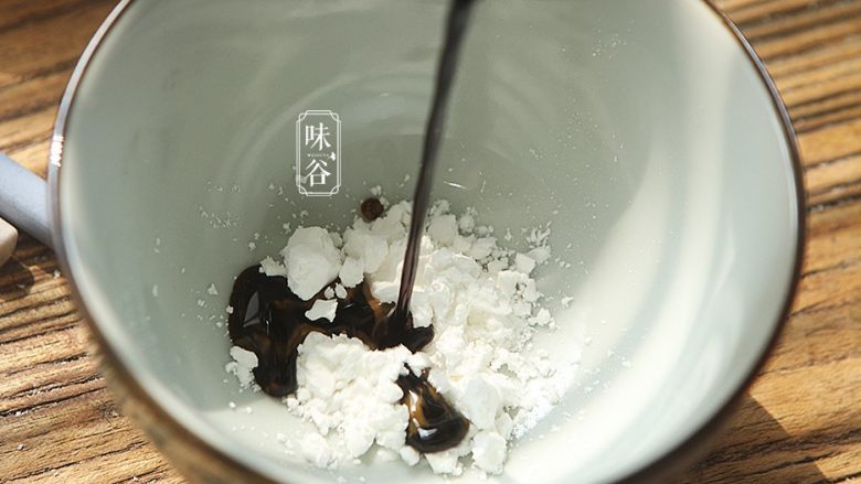 釀尖椒,另外拿一个碗放入一匙淀粉,一匙酱油;