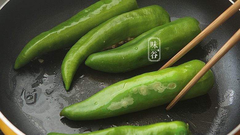 釀尖椒,锅内放油,放入酿好的青椒煎;