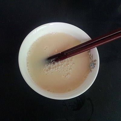 法棍面包-,<a style='color:red;display:inline-block;' href='/shicai/ 731'>酵母</a>用水溶化,静置5分钟