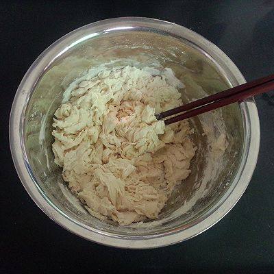 法棍面包-,将酵母水倒入面粉内,边倒边拌,拌成絮状