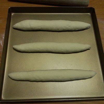 法棍面包-,依次做好剩下的两个面团,然后放温暖处发酵